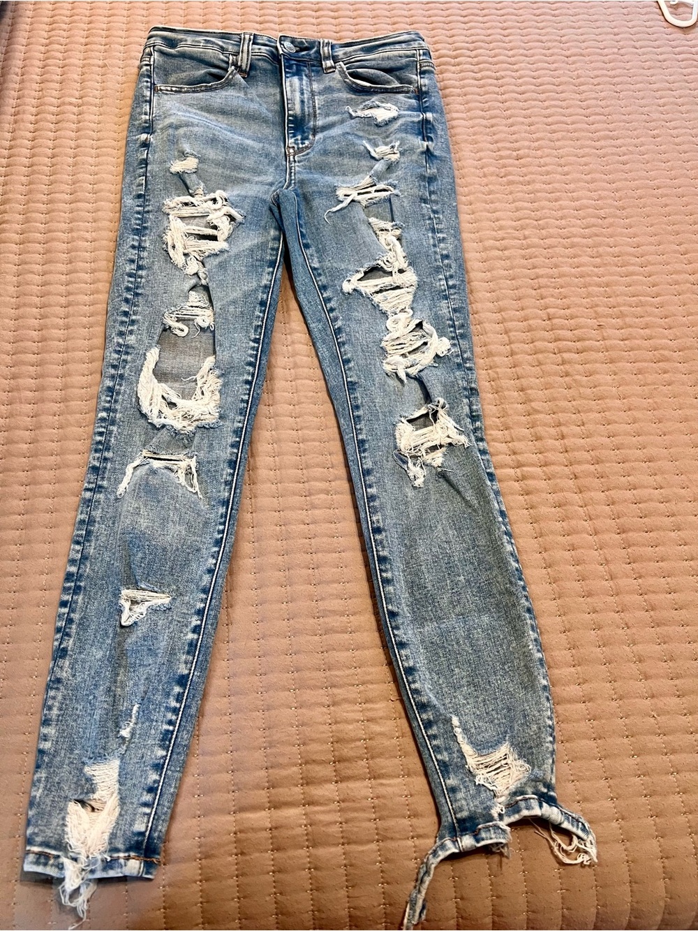American Eagle Ripped Women's Skinny Jeans in Medium Blue Wash